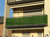 Vertical green applicato sulla ringhiera di un balcone